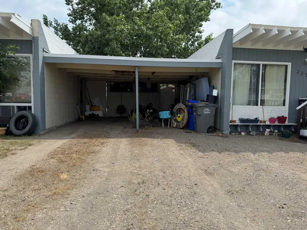 227 53 Avenue E Claresholm AB T0L 0Z0