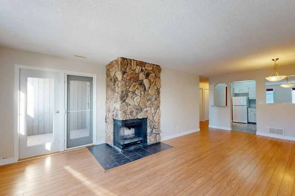 4714A 49 Street Stettler AB T0C 2L2