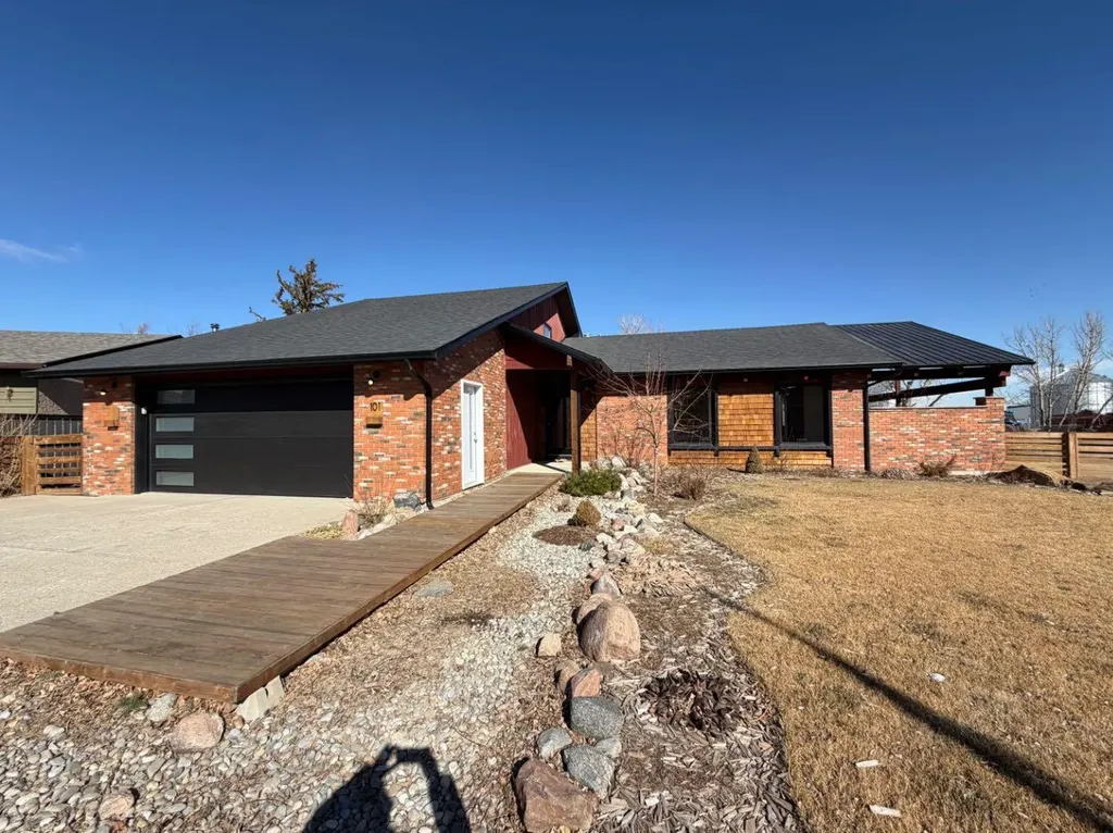 101 3 Street S Picture Butte AB T0K 1V0