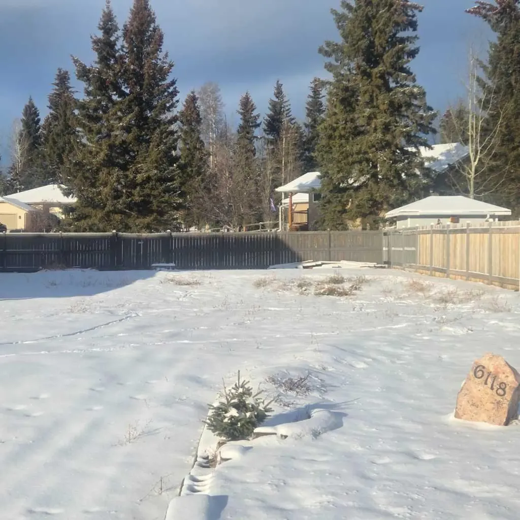 6118 11 Avenue Edson AB T7E 1Y8