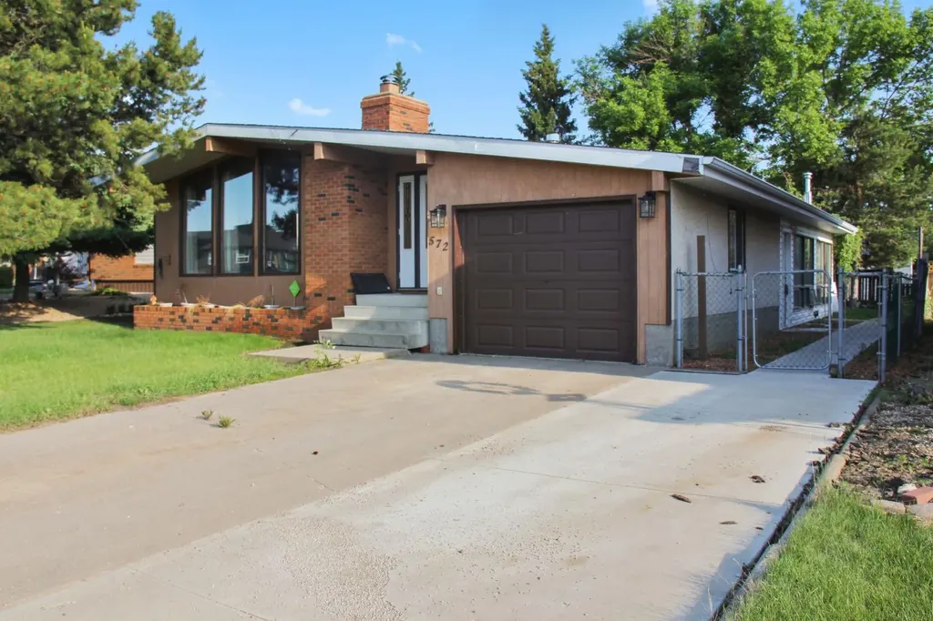 572 West Crescent Forestburg AB T0B 1N0