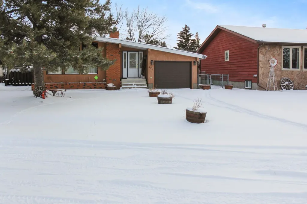 572 West Crescent Forestburg AB T0B 1N0