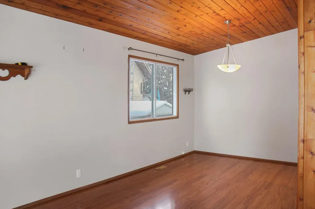 572 West Crescent Forestburg AB T0B 1N0