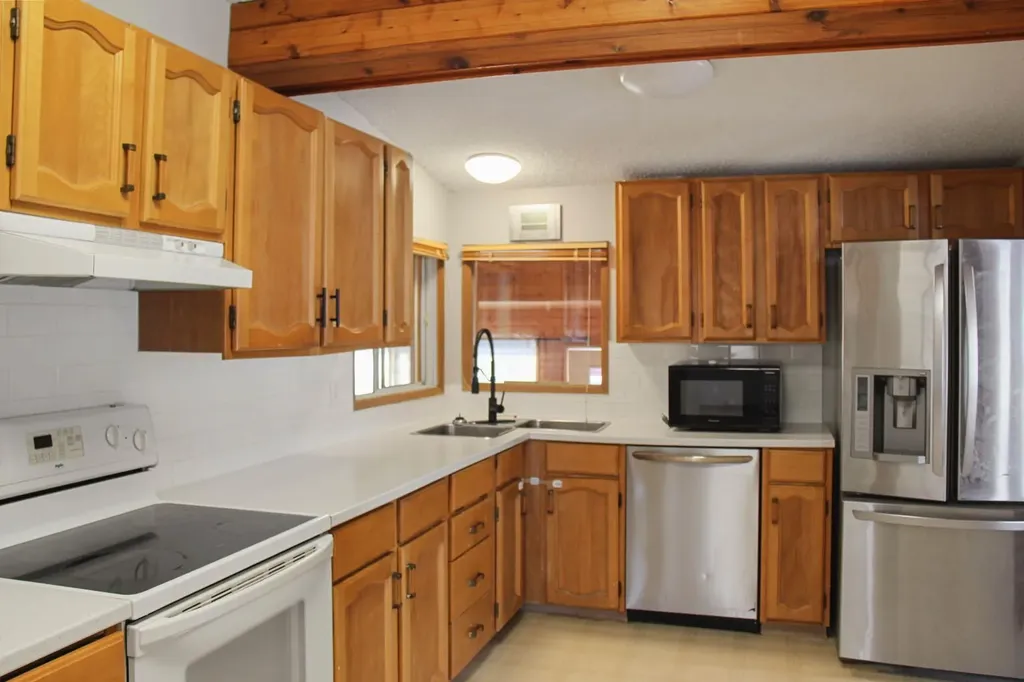 572 West Crescent Forestburg AB T0B 1N0