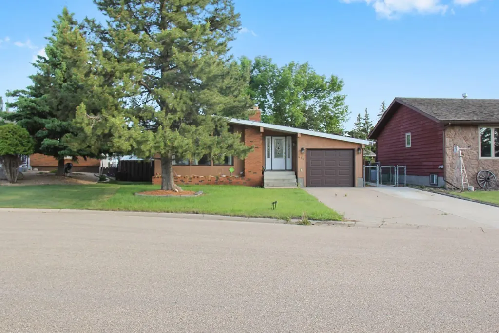 572 West Crescent Forestburg AB T0B 1N0
