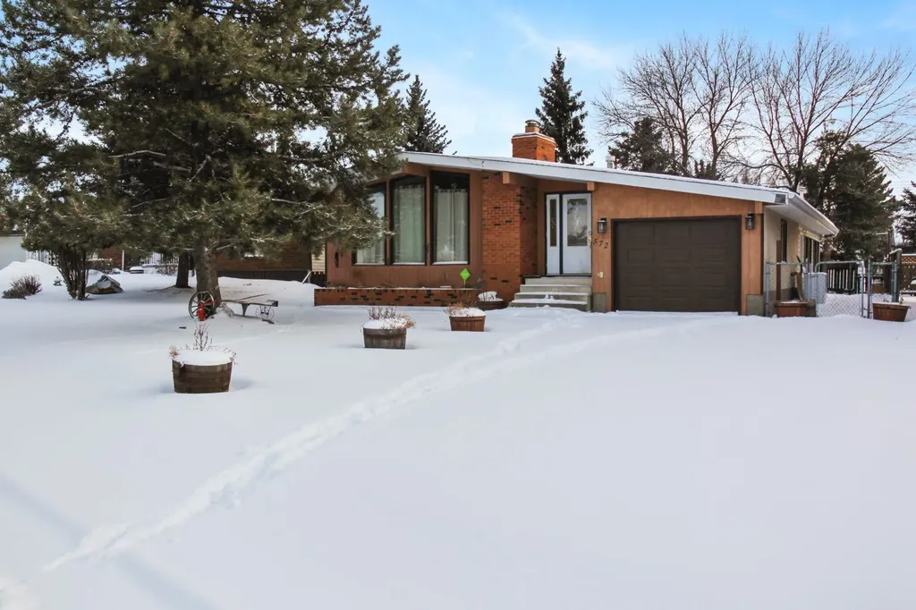 572 West Crescent Forestburg AB T0B 1N0