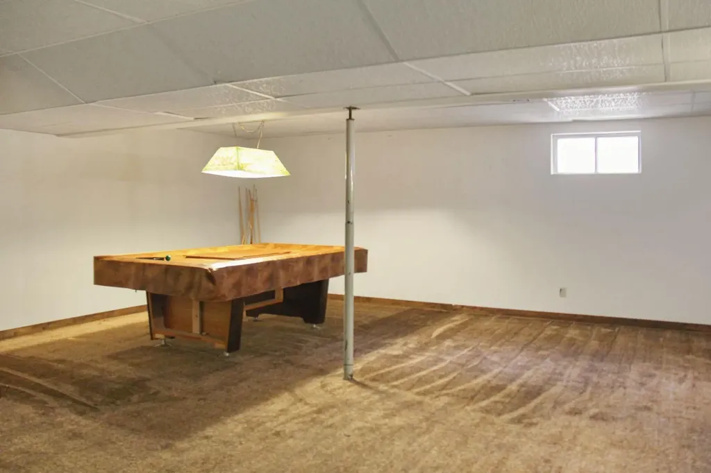 572 West Crescent Forestburg AB T0B 1N0