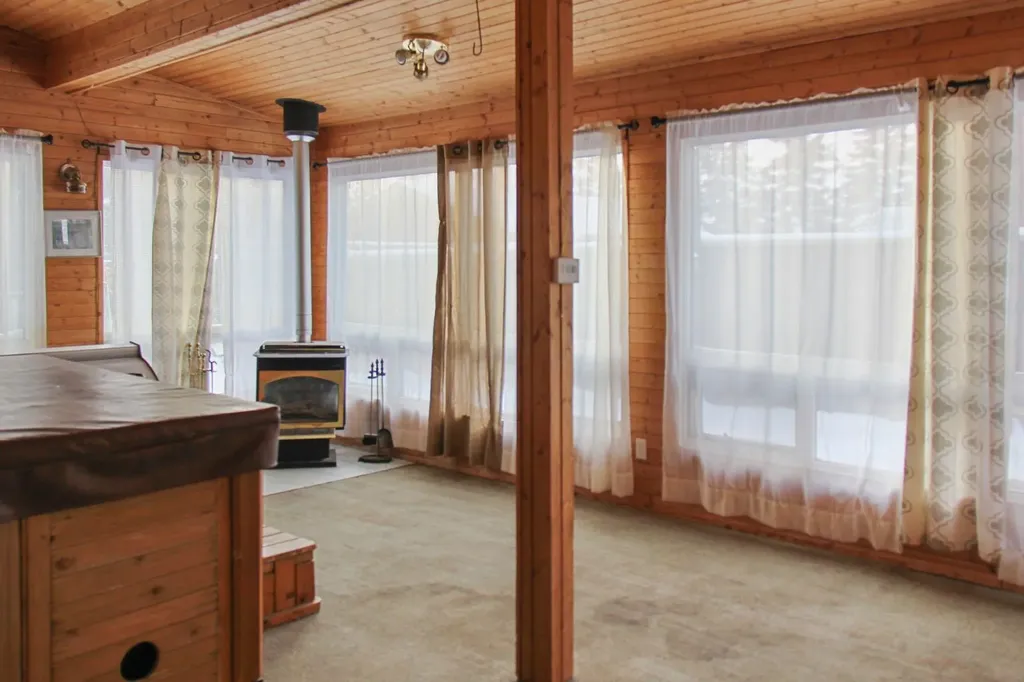 572 West Crescent Forestburg AB T0B 1N0