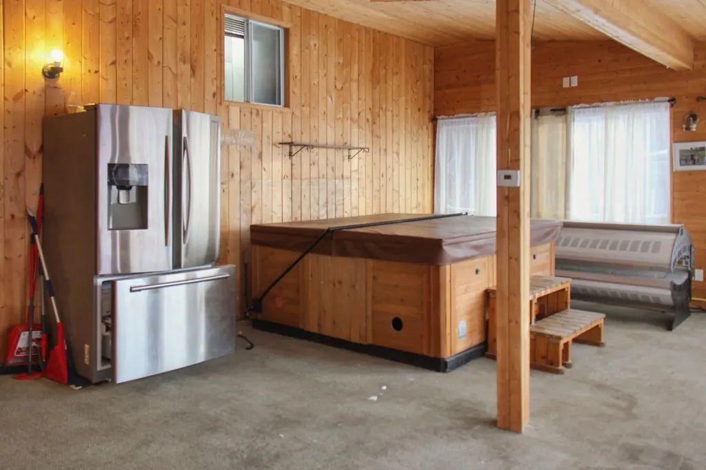 572 West Crescent Forestburg AB T0B 1N0