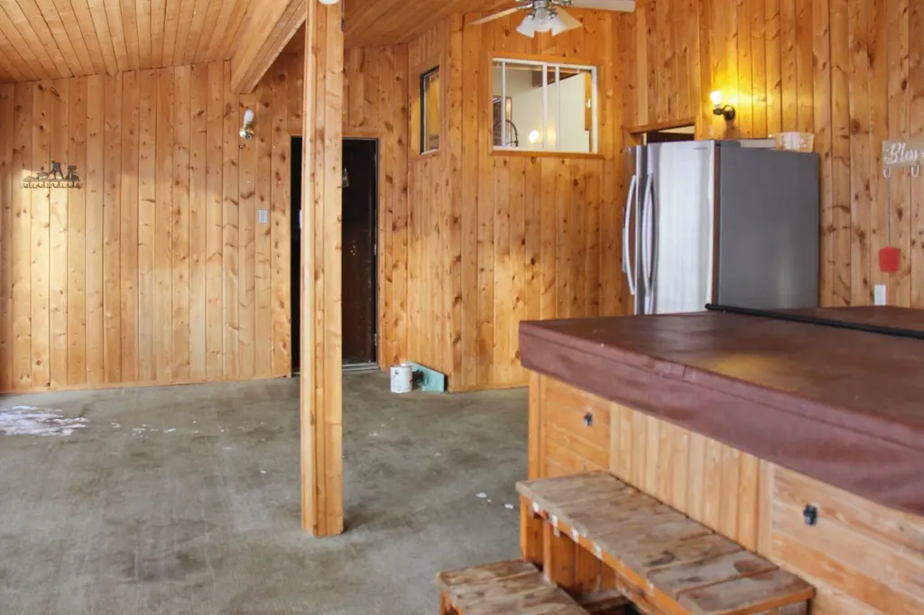 572 West Crescent Forestburg AB T0B 1N0