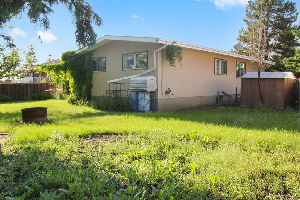 572 West Crescent Forestburg AB T0B 1N0