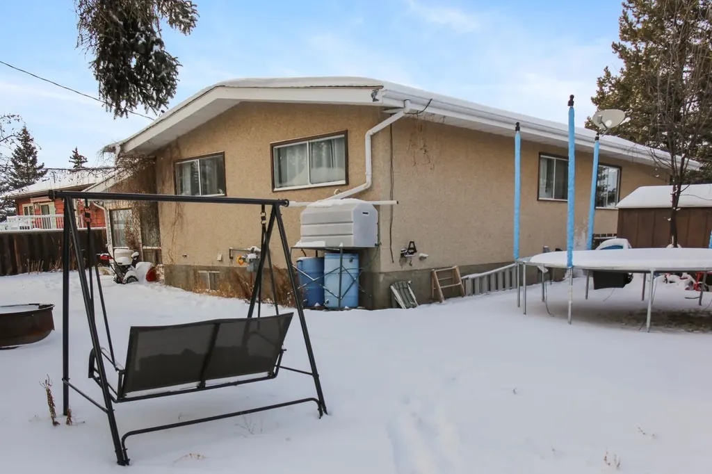 572 West Crescent Forestburg AB T0B 1N0