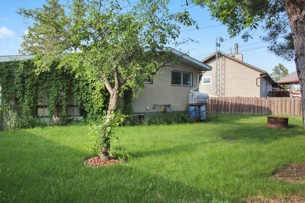 572 West Crescent Forestburg AB T0B 1N0