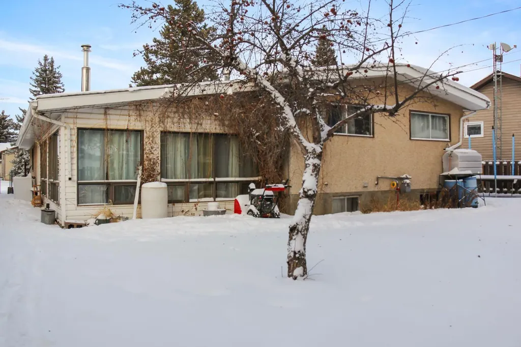 572 West Crescent Forestburg AB T0B 1N0