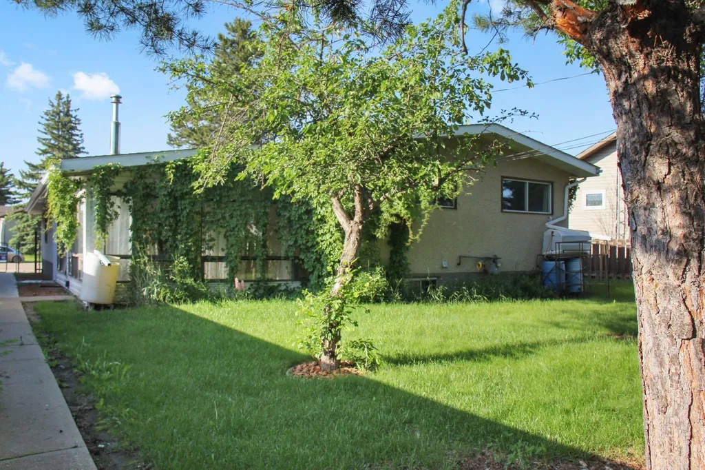 572 West Crescent Forestburg AB T0B 1N0