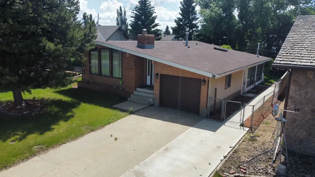 572 West Crescent Forestburg AB T0B 1N0