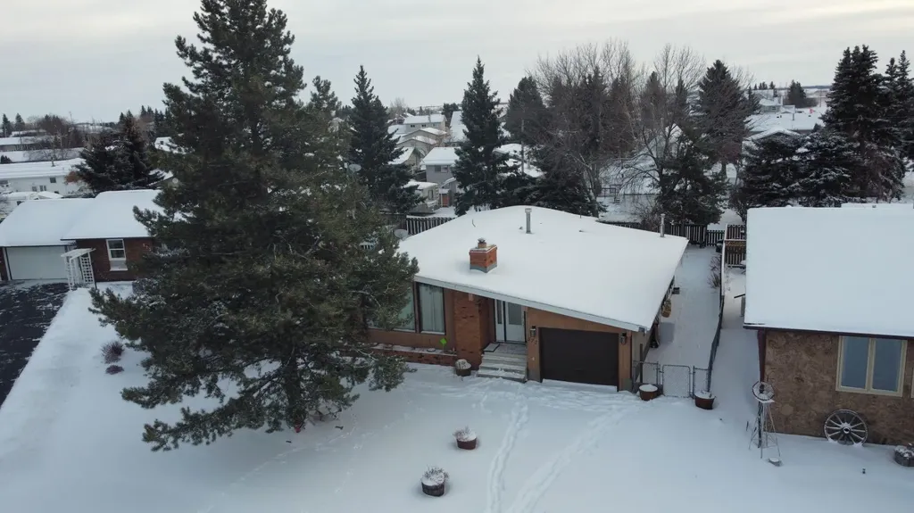 572 West Crescent Forestburg AB T0B 1N0
