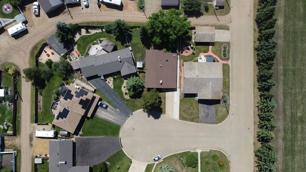 572 West Crescent Forestburg AB T0B 1N0