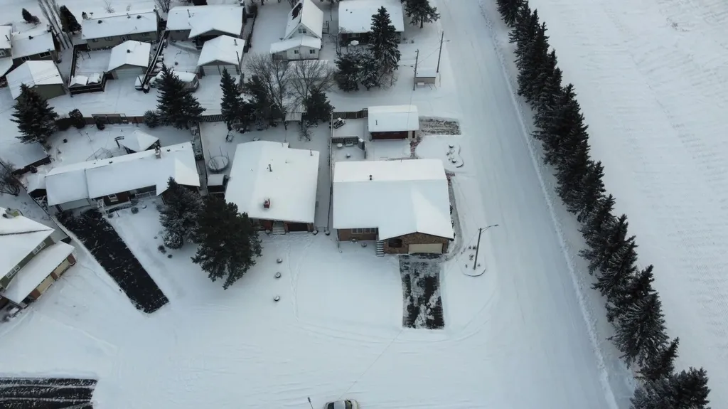 572 West Crescent Forestburg AB T0B 1N0