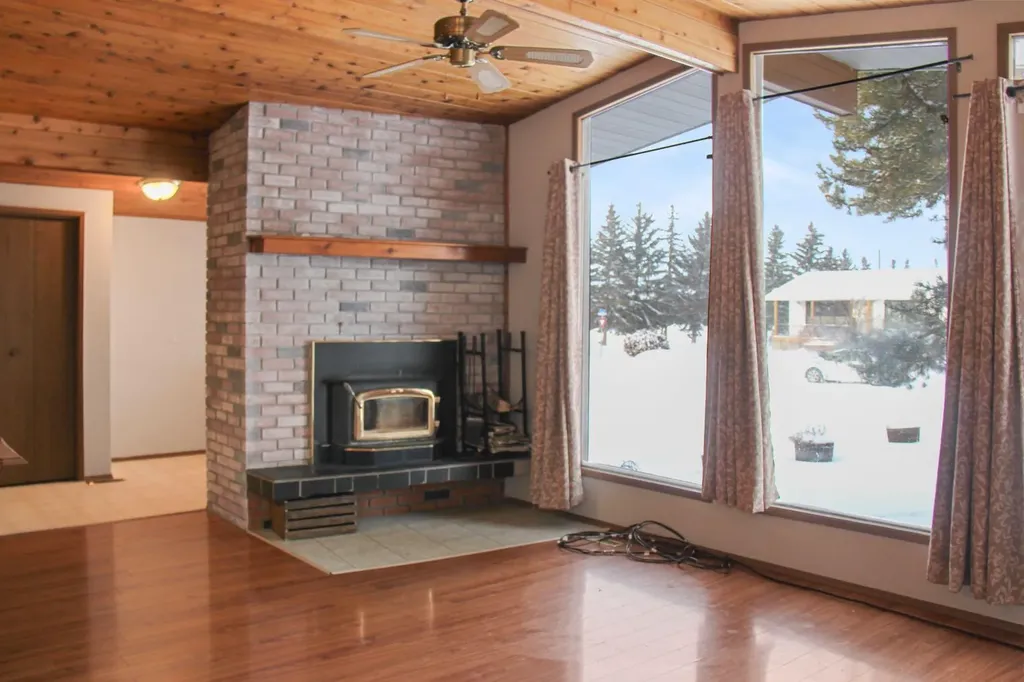 572 West Crescent Forestburg AB T0B 1N0