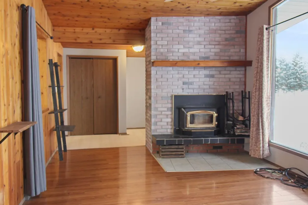572 West Crescent Forestburg AB T0B 1N0