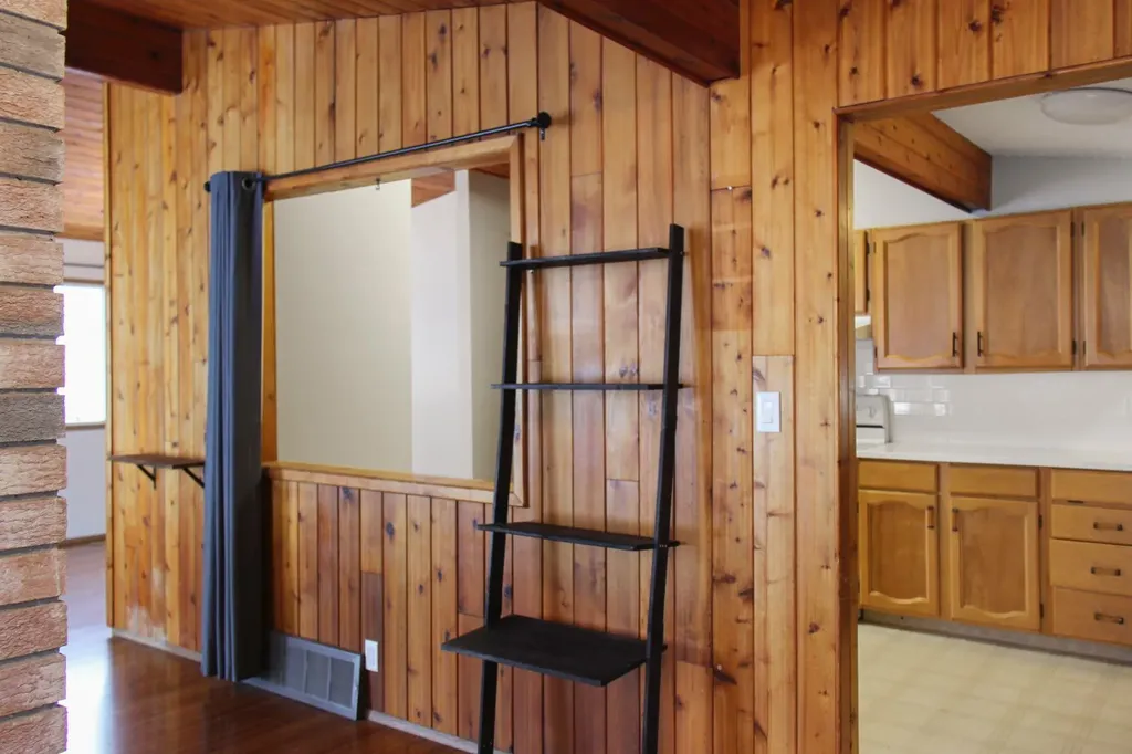 572 West Crescent Forestburg AB T0B 1N0