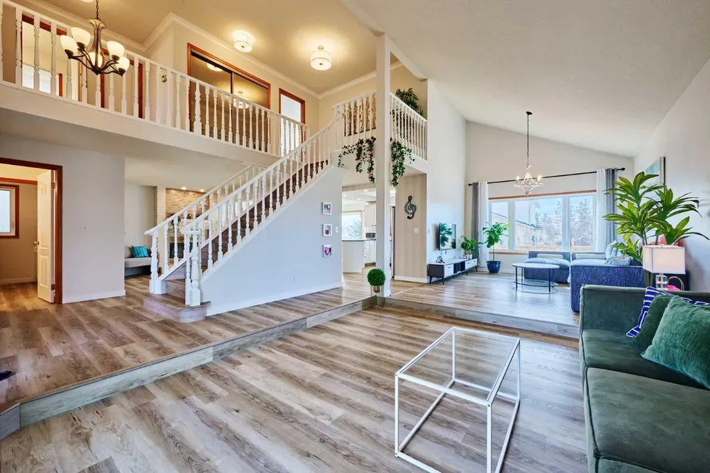 15 Hawkbury Close NW Calgary AB T3G 3N2