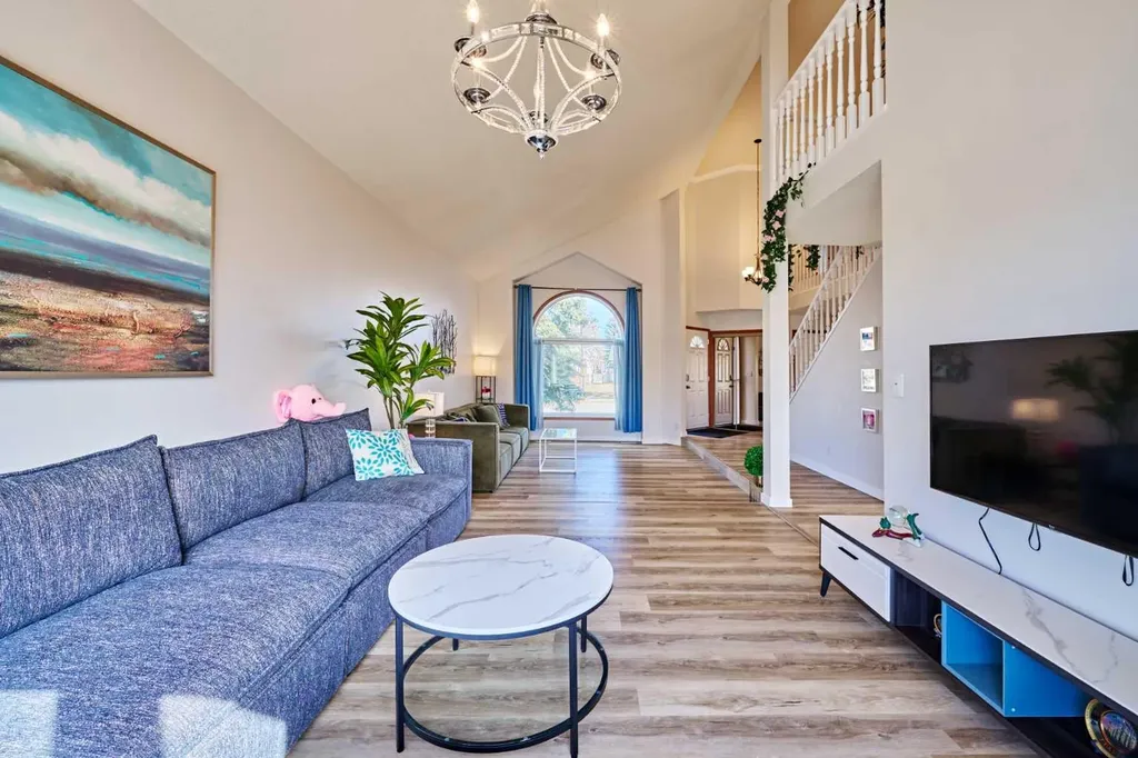 15 Hawkbury Close NW Calgary AB T3G 3N2