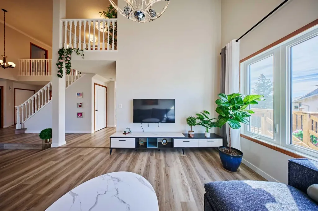 15 Hawkbury Close NW Calgary AB T3G 3N2