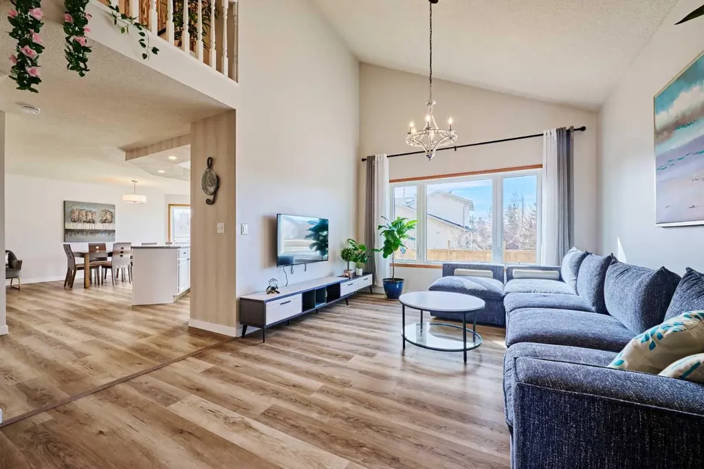 15 Hawkbury Close NW Calgary AB T3G 3N2