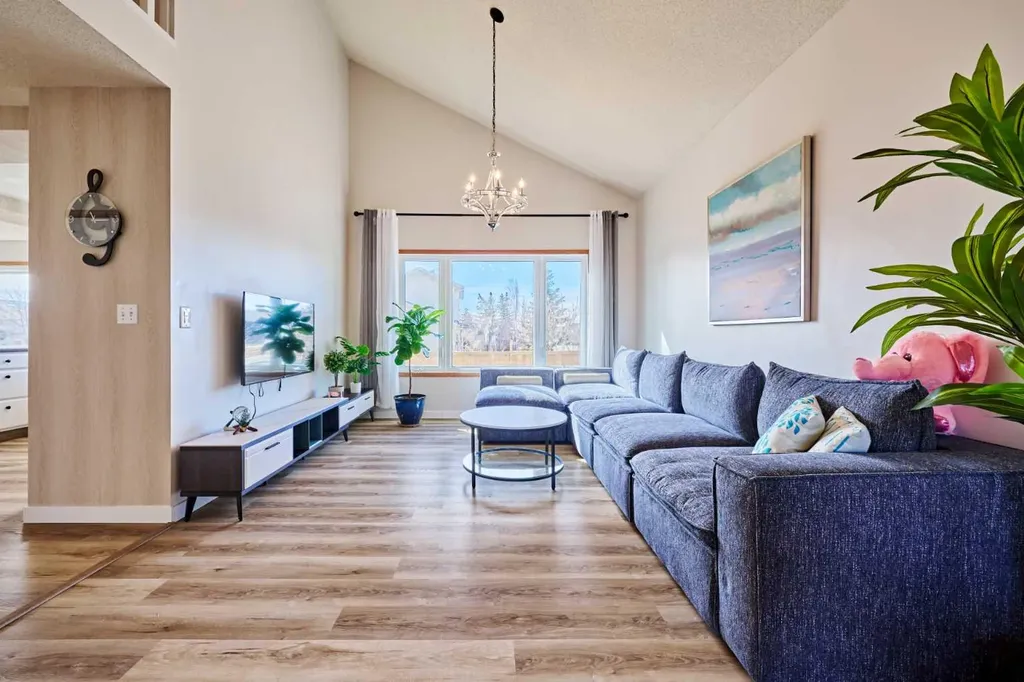 15 Hawkbury Close NW Calgary AB T3G 3N2