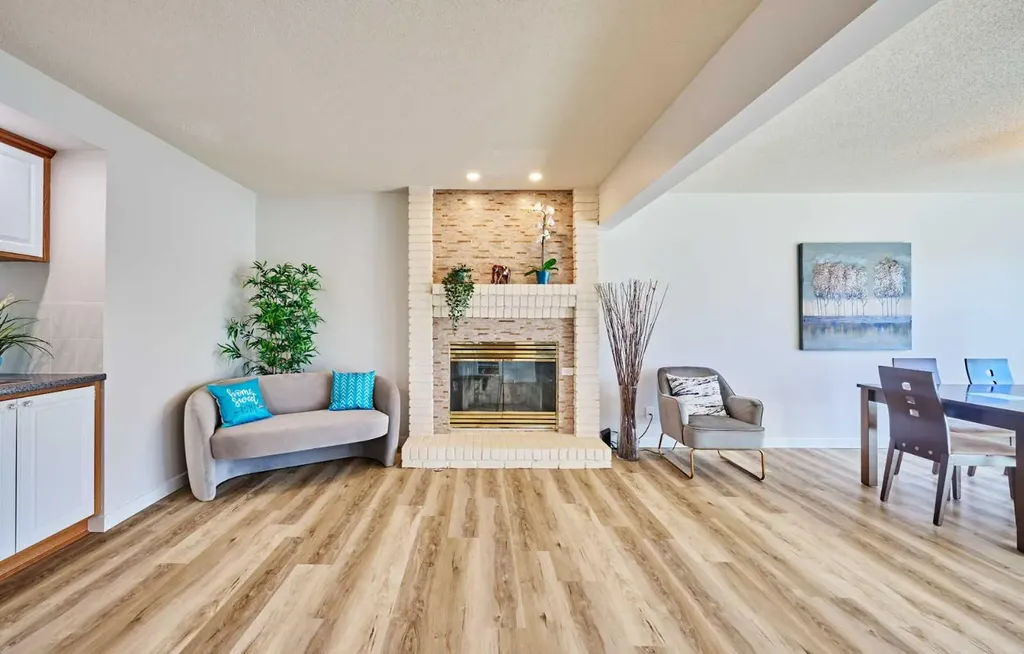 15 Hawkbury Close NW Calgary AB T3G 3N2