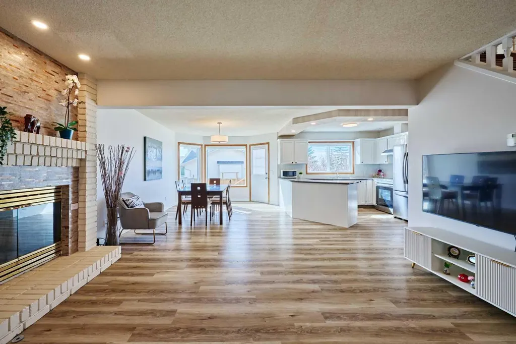 15 Hawkbury Close NW Calgary AB T3G 3N2