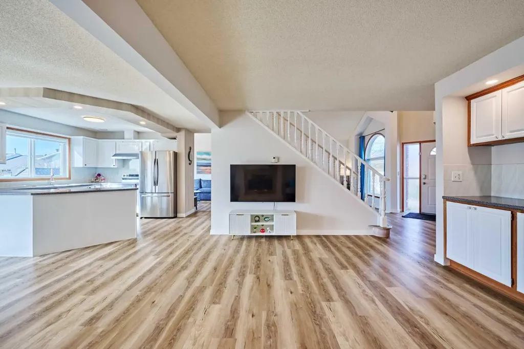 15 Hawkbury Close NW Calgary AB T3G 3N2