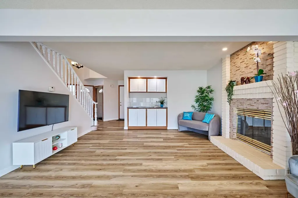15 Hawkbury Close NW Calgary AB T3G 3N2