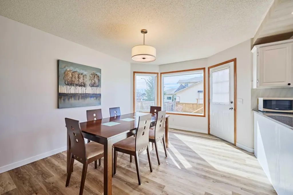 15 Hawkbury Close NW Calgary AB T3G 3N2