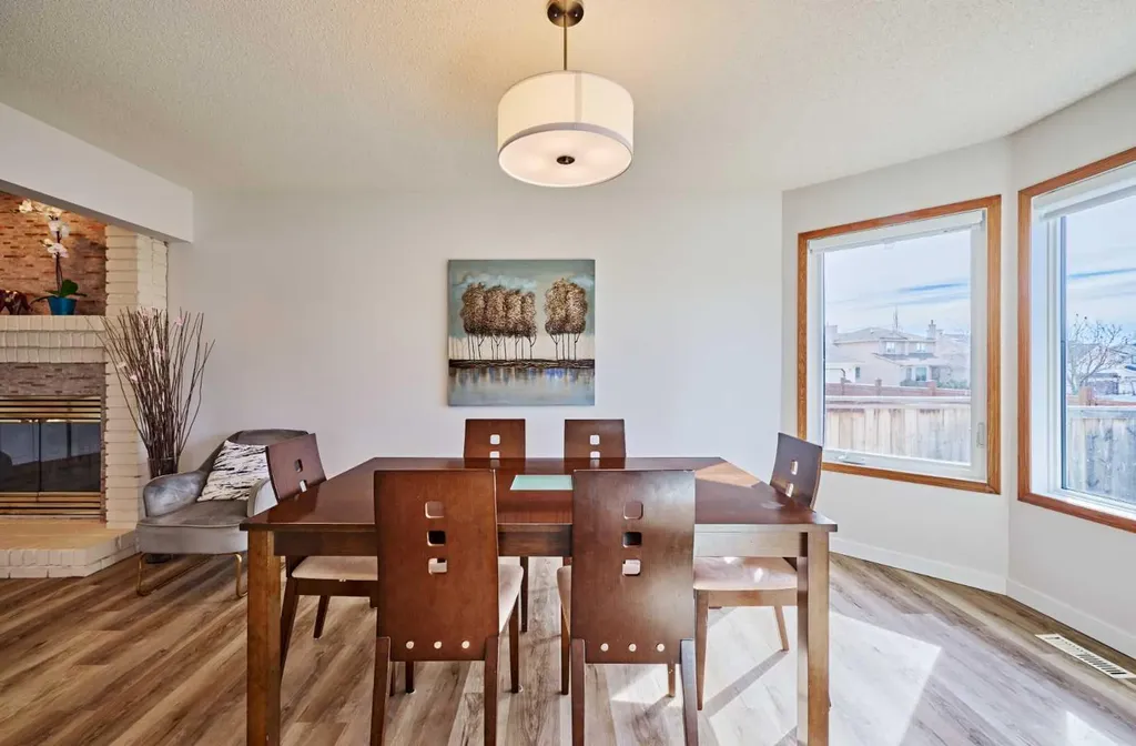 15 Hawkbury Close NW Calgary AB T3G 3N2