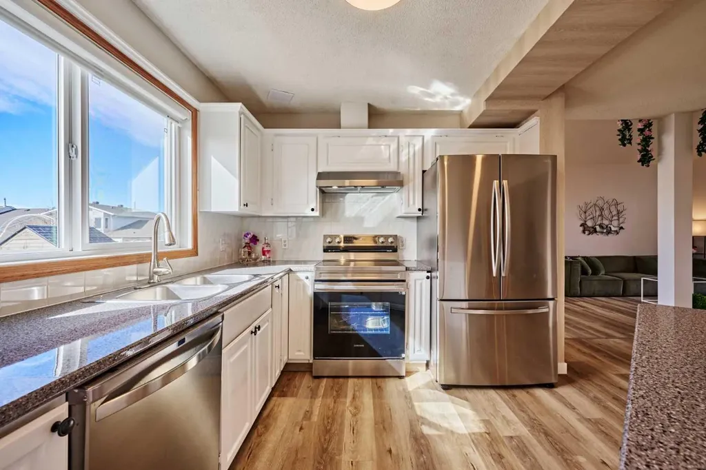 15 Hawkbury Close NW Calgary AB T3G 3N2