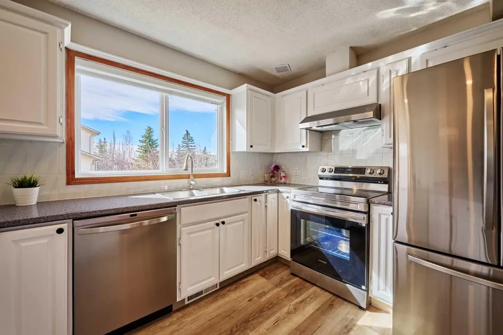 15 Hawkbury Close NW Calgary AB T3G 3N2