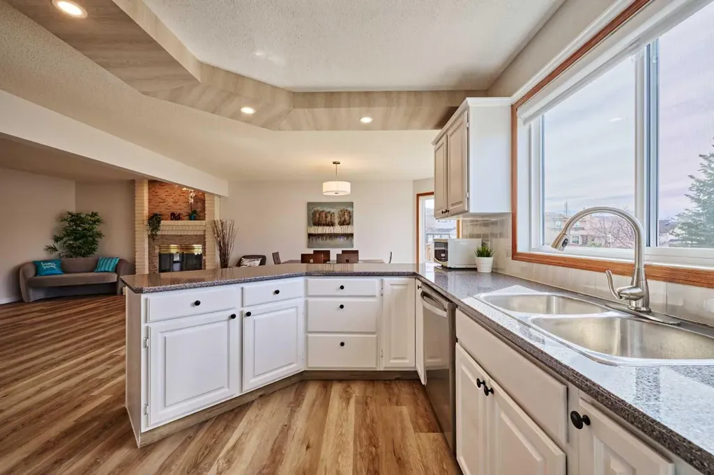 15 Hawkbury Close NW Calgary AB T3G 3N2