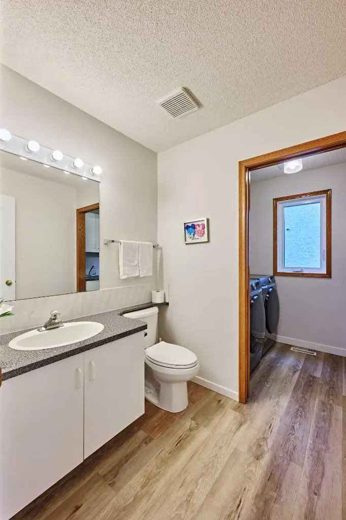15 Hawkbury Close NW Calgary AB T3G 3N2