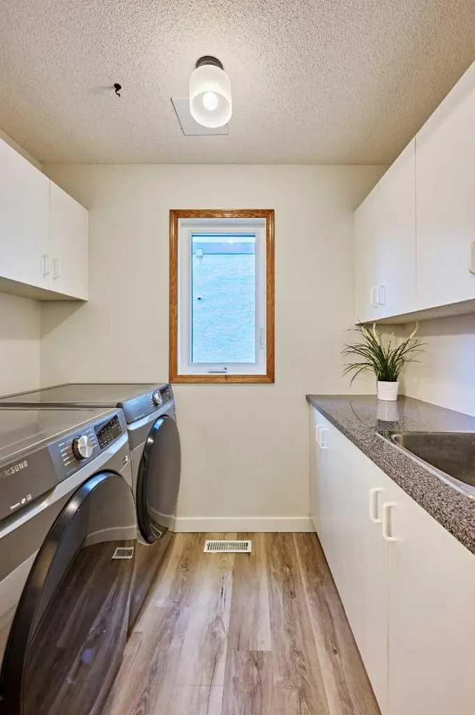 15 Hawkbury Close NW Calgary AB T3G 3N2