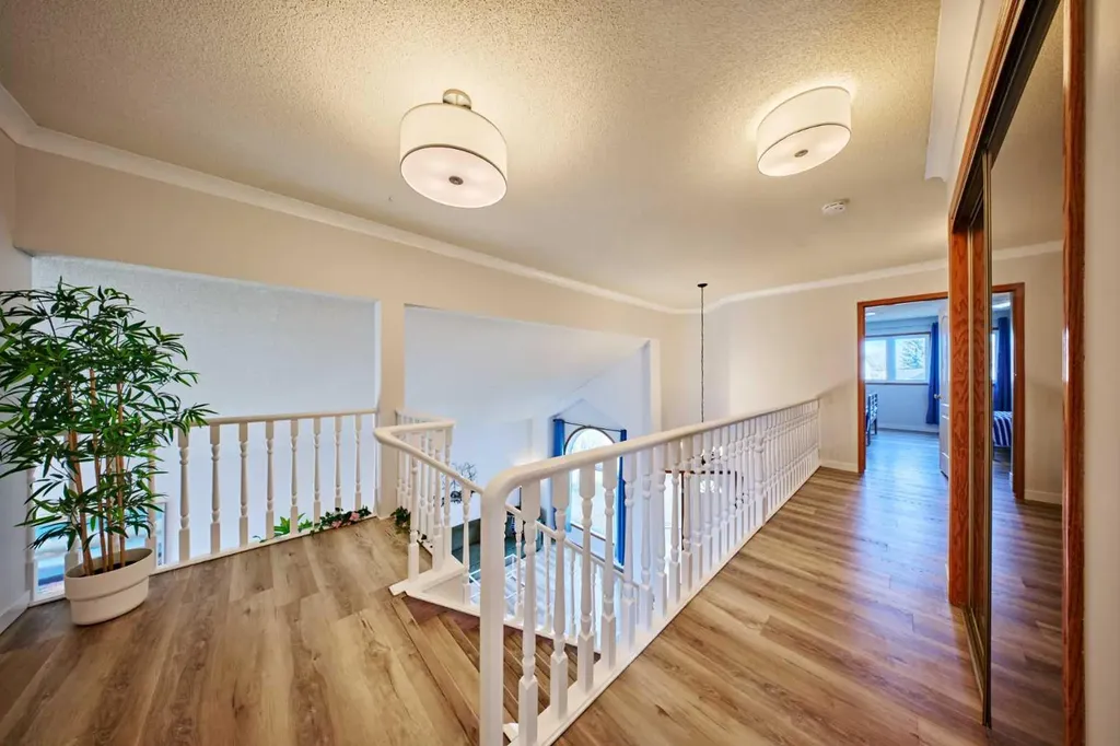 15 Hawkbury Close NW Calgary AB T3G 3N2