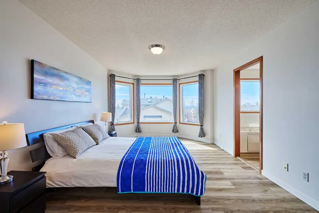 15 Hawkbury Close NW Calgary AB T3G 3N2