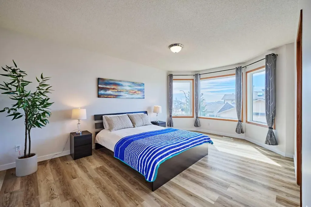 15 Hawkbury Close NW Calgary AB T3G 3N2