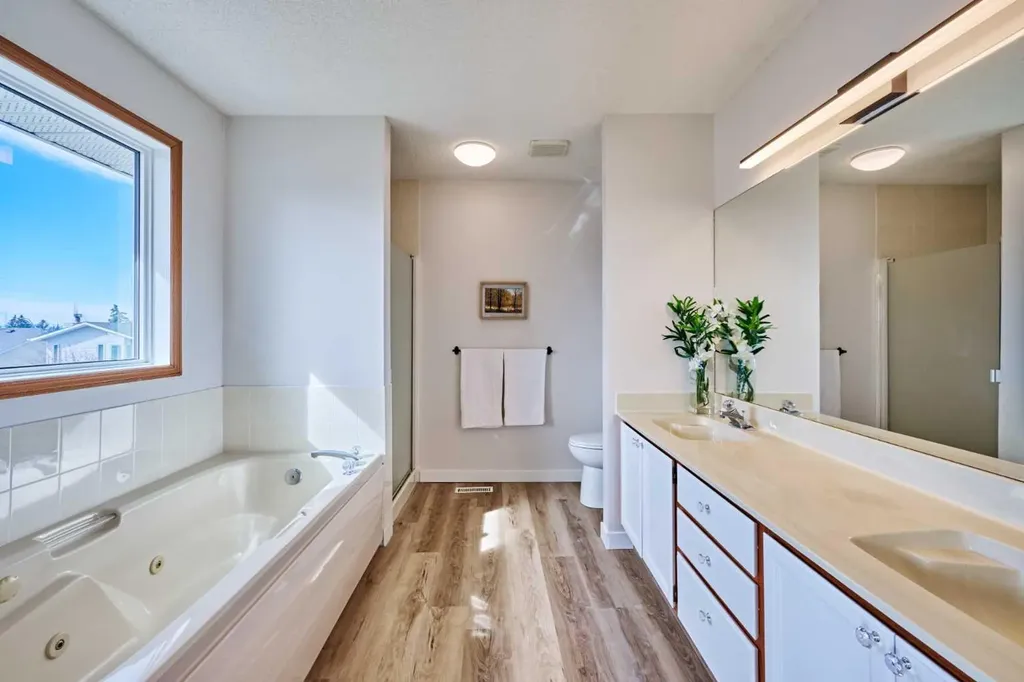 15 Hawkbury Close NW Calgary AB T3G 3N2