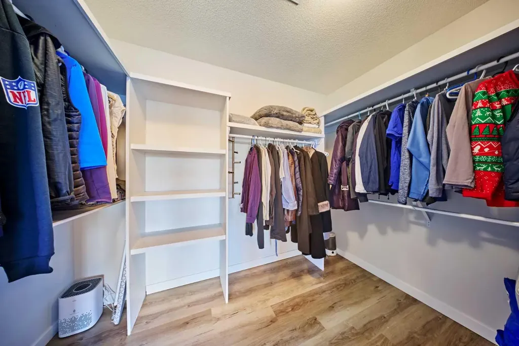 15 Hawkbury Close NW Calgary AB T3G 3N2