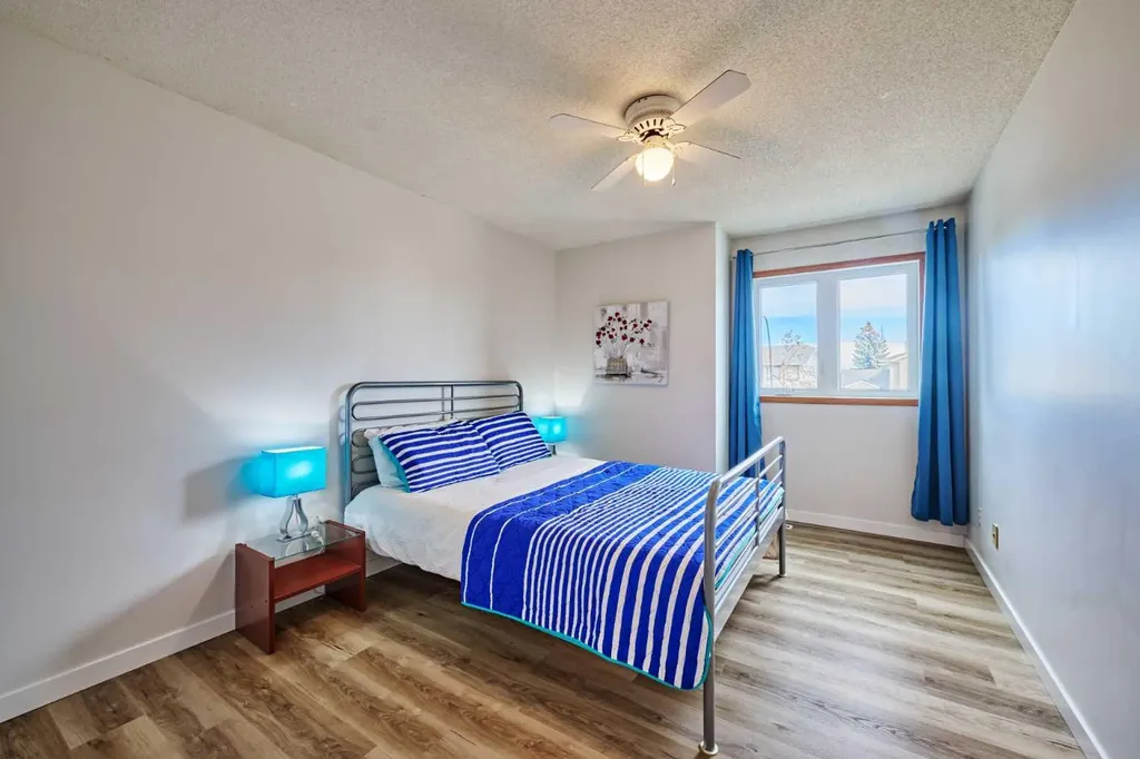 15 Hawkbury Close NW Calgary AB T3G 3N2