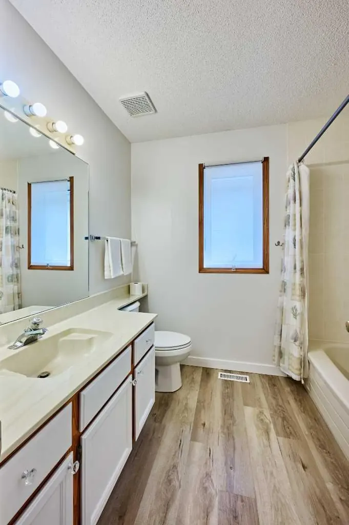 15 Hawkbury Close NW Calgary AB T3G 3N2