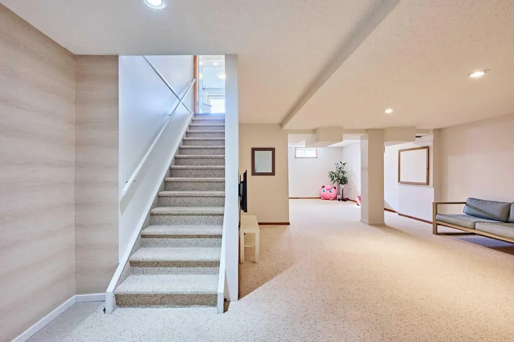 15 Hawkbury Close NW Calgary AB T3G 3N2